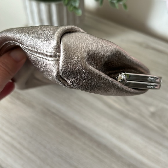 Express Kisslock clutch EUC - Picture 4 of 9